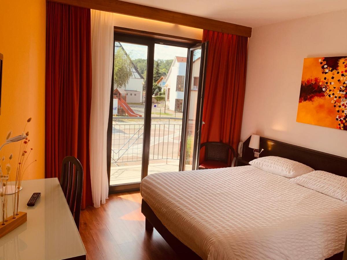 Logis Hotel Restaurant Au Lion Rouge Bartenheim Esterno foto